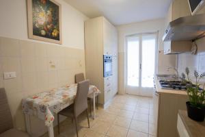 cocina con mesa y comedor en Lorenzo's Apartament en Aosta