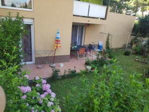 Fotografia z galérie ubytovania Spacious apartment with big garden near beach v Splite