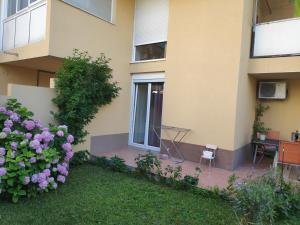 Fotografia z galérie ubytovania Spacious apartment with big garden near beach v Splite