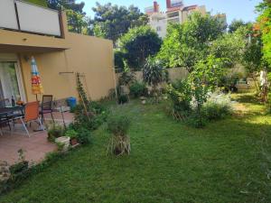 Fotografia z galérie ubytovania Spacious apartment with big garden near beach v Splite
