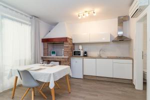 Köök või kööginurk majutusasutuses Apartments Anna Liznjan