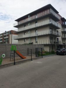 budynek z placem zabaw przed budynkiem w obiekcie Apartament Słoneczny Taras w Kołobrzegu