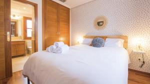 Postel nebo postele na pokoji v ubytování La ventana de Leonor - Apartamentos Aloha Toledo