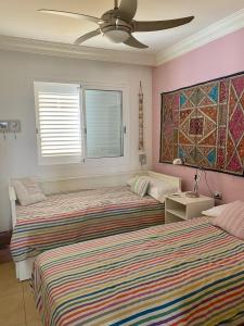 Säng eller sängar i ett rum på Relax and Quiet Apartment for remote working, with wonderful sea views in Poris de Abona, Tenerife - Canary Islands