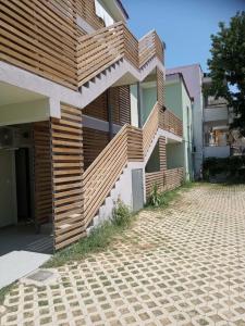 ein Haus mit Holztreppe an der Seite in der Unterkunft Iasonas View Studio in Néa Péramos