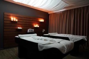 Rúm í herbergi á Crystal Hotel & SPA