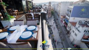 widok na ulicę miejską ze stołem z tablicami w obiekcie Kule Hotel w mieście Çanakkale