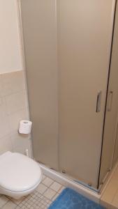 NonioにあるG&G3 Monolocale con giardinoのトイレとシャワー付きのバスルーム +15枚の写真