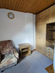 ein Wohnzimmer mit einem Sofa und einem Tisch in der Unterkunft Gyöngylak in Sarud