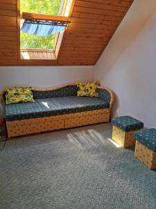 - un salon avec un canapé et une fenêtre dans l'établissement Gyöngylak, à Sarud
