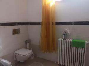 La salle de bains est pourvue de toilettes et d'un radiateur. dans l'établissement Appartamento Aloha, à Roseto degli Abruzzi