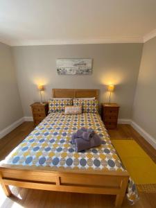 Säng eller sängar i ett rum på Sandown Seaside Apartment Ground Floor 4