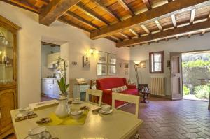 une cuisine et un salon avec une table et des chaises dans l'établissement Il Portico, à Gaiole in Chianti