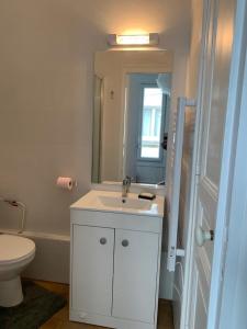 トゥルヴィル・シュル・メールにあるMaison de pecheurのバスルーム(白い洗面台、トイレ付)