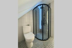 een badkamer met een toilet en een douche bij Naujai įrengtas namas, nuostabios gamtos apsuptyje in Žagarė