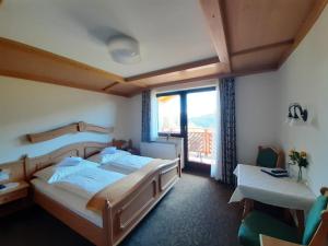 Tempat tidur dalam kamar di Pension Bergpracht