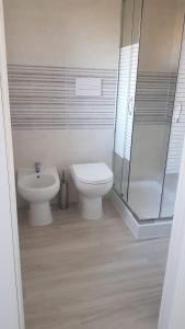 聖塔·馬里亞·迪·卡斯特的住宿－Pepi B&B，浴室配有卫生间、盥洗盆和淋浴。