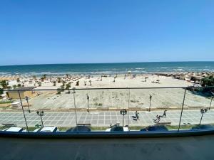 uma vista para uma praia com pessoas na praia em Apartament Ella front view em Mamaia Nord – Năvodari