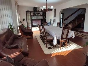 - un salon avec une table, des chaises et un canapé dans l'établissement Casa Danci Centru, à Borşa