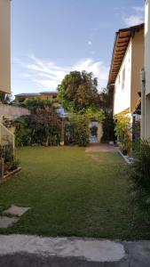 un patio con un gran césped frente a una casa en Apartamento perto de praia Dos Anjos, en Arraial do Cabo