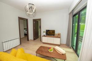 TV a/nebo společenská místnost v ubytování Crystal Residence
