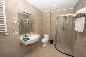 un bagno con wc, doccia e lavandino di Crystal Residence a Bakuriani
