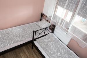 Posteľ alebo postele v izbe v ubytovaní Négy évszak apartmanház