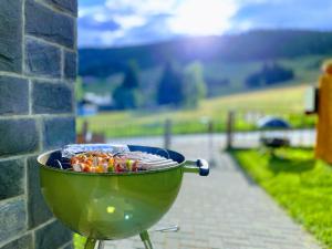 un barbecue a fianco di un muro di Ferienwohnung-direkt-am-skihang a Oberwiesenthal