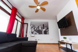 Televízia a/alebo spoločenská miestnosť v ubytovaní Taidia Friendly Holiday Home