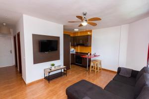 Televízia a/alebo spoločenská miestnosť v ubytovaní Taidia Friendly Holiday Home