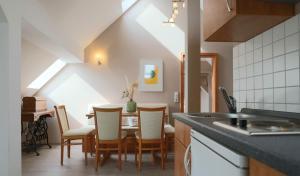 Kuchyň nebo kuchyňský kout v ubytování Hofgut Langenborn Wohnen auf Zeit möblierte Apartments Aschaffenburg Alzenau Frankfurt