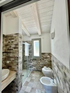 A bathroom at Tenuta Paltusa