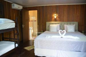 Cama ou camas em um quarto em Pousada Coração da Ilha do Mel