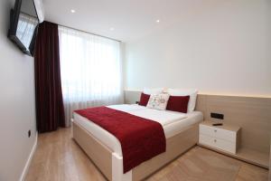 Postel nebo postele na pokoji v ubytování Sarajevo Daily Apartments