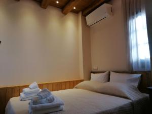 - 2 lits dans une chambre avec des serviettes dans l'établissement RiverBed Traditional Guest House, à Litochoro