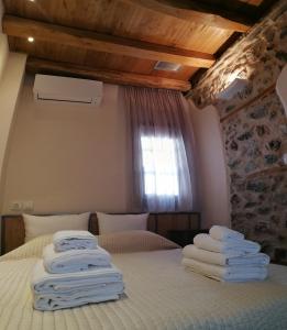 Postel nebo postele na pokoji v ubytování RiverBed Traditional Guest House