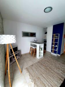 een kamer met een bureau en een tafel in een kamer bij studio presqu'île Fouras proche de la plage parking privé in Fouras