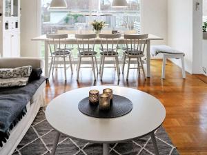 un soggiorno con tavolo e sedie di 5 person holiday home in TRELLEBORG a Trelleborg