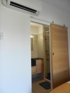 Cette chambre dispose d'un placard et d'une porte avec une salle de bains. dans l'établissement L’ escapade, à Mallemort