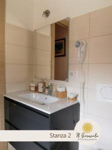 bagno con lavandino e specchio di IL GIRASOLE a Porto Torres