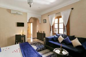 TV a/nebo společenská místnost v ubytování Arabian Riad Marrakech