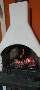un forno di mattoni con dentro un fuoco di I love Ogliastra Apartments a Bari Sardo