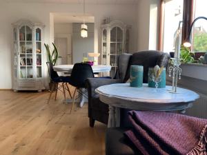 Am Teich في كامب بورنهوفن: غرفة معيشة مع طاولة وكراسي