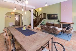 a dining room with a wooden table and chairs at ¡Nuevo! Espectacular casa recién reformada con piscina in Bareyo