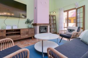 een woonkamer met een bank en een open haard bij ¡Nuevo! Espectacular casa recién reformada con piscina in Bareyo