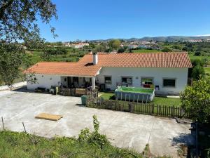 uma casa branca com uma cerca à frente. em Quinta Casal da Eva em Alcobaça