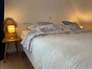 Ein Bett oder Betten in einem Zimmer der Unterkunft Rittergut Hirschbach - Verwalterhaus