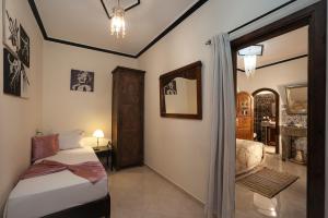 una camera con un letto e una camera con una finestra di Riad De La Semaine a Marrakech