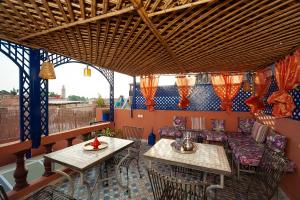 un ristorante con due tavoli e un divano di Riad De La Semaine a Marrakech