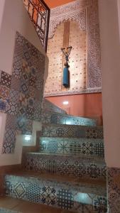 een kerk met betegelde trappen met een kruis aan de muur bij Riad De La Semaine in Marrakesh